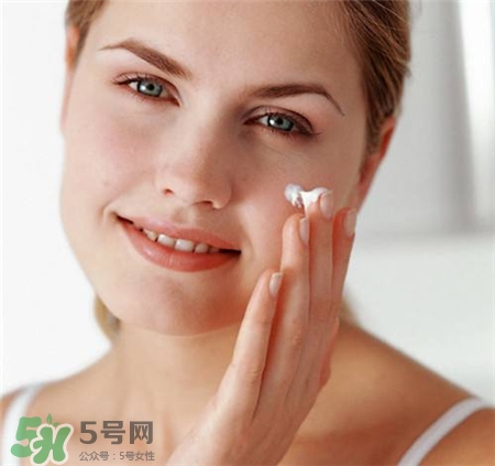 补涂防晒霜要洗脸吗?怎么补涂防晒霜?